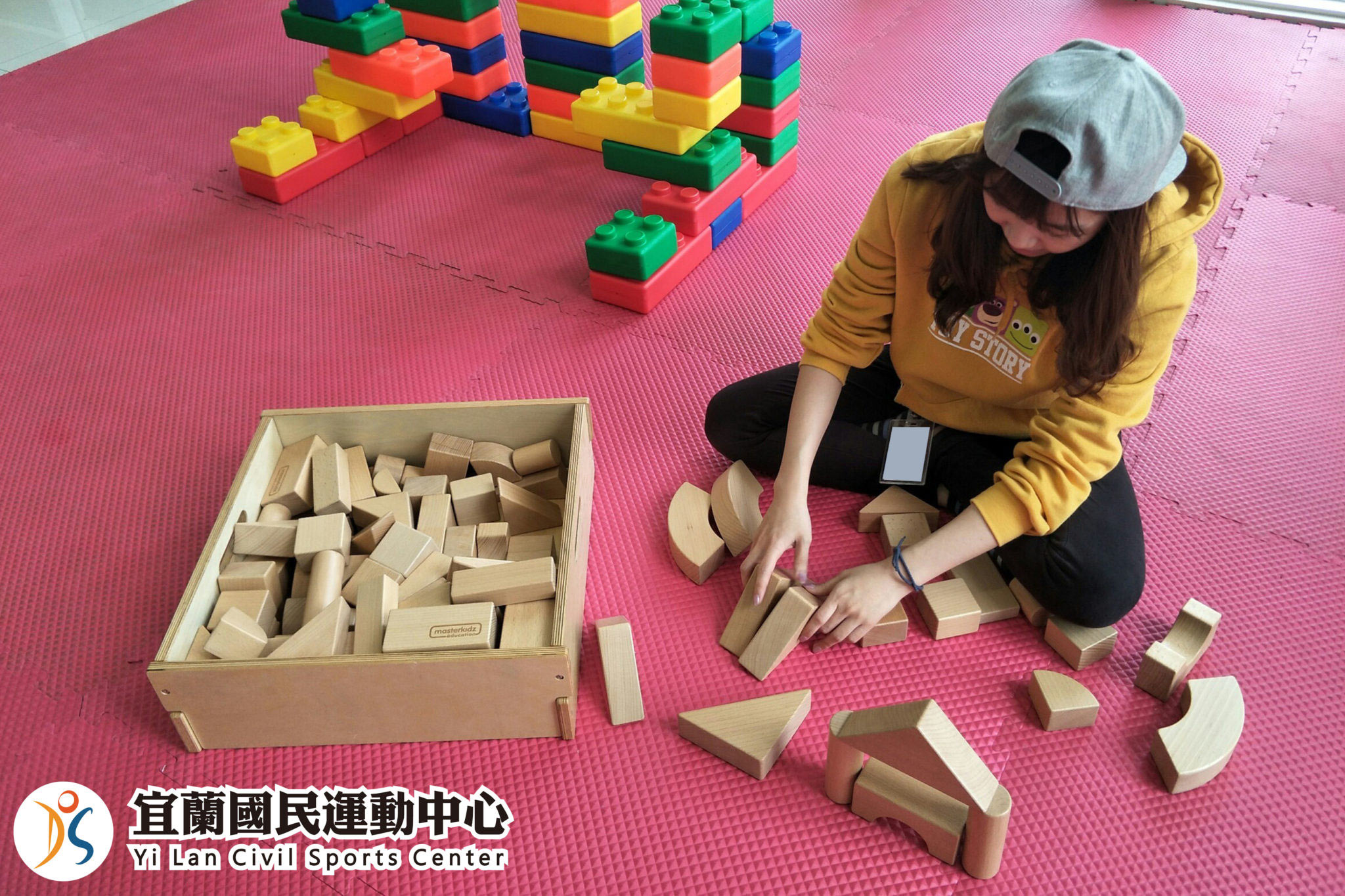 兒童遊戲區-學員玩木製積木(jpg)